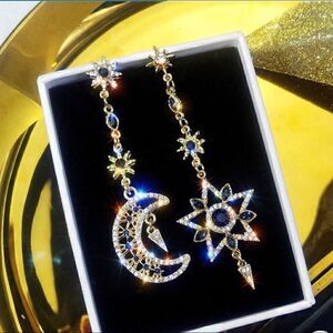 🌙 Betsey Johnson stunning sparkling crystal celestial dangle earrings 🌙